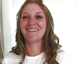 Грудастая сучка трахается частное любительское видео в солярии