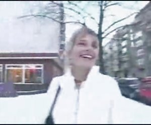 Сексуальные пальцы лесбиянок ласкают вагину на любительское видео женщин улице