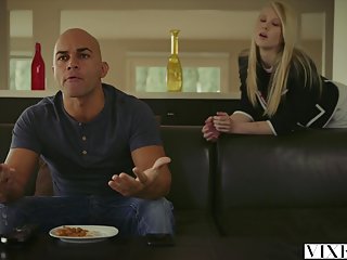 Сука спокойный домашний секс с висящими бафами едет на толстом страпоне
