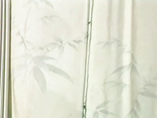 Сука стоит с ракообразным и домашнее порно зрелых ждет, когда ее трахнут толстым страпоном