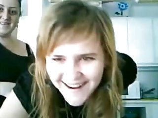 Две грязные неряхи, которые сегодня выступают в роли рабов, будут сильно натягивать свою хозяйку и обильно обливать ее тело жидкостью, похожей на сперму, которая обильно вытекает из головы страпона. порно домашний