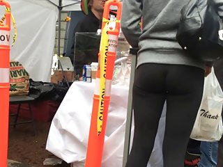 Сначала эти две красавицы, толстые и худые, ласкали друг друга и становились возбужденными. А потом мужчины присоединились к ним и показали им своих воскресших членов. домашний архив порно