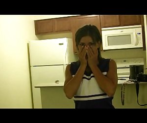 Блондинка Lexi Bell делает массаж после тренировки частное любительское видео