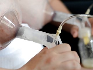 Два зрелых самца затопили суку спермой домашнее в попу