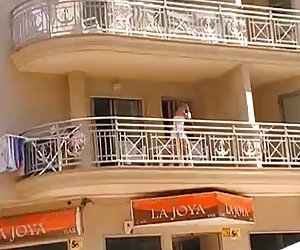 Они трахнули русскую сучку в задницу домашний секс дома и заполнили все щели спермой