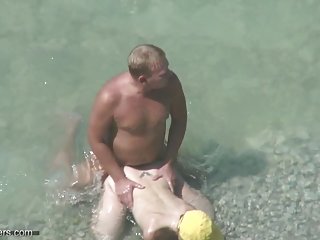 Красавчик засунул свой толстый русский страпон с разговорами член в жесткий анал молодой брюнетки